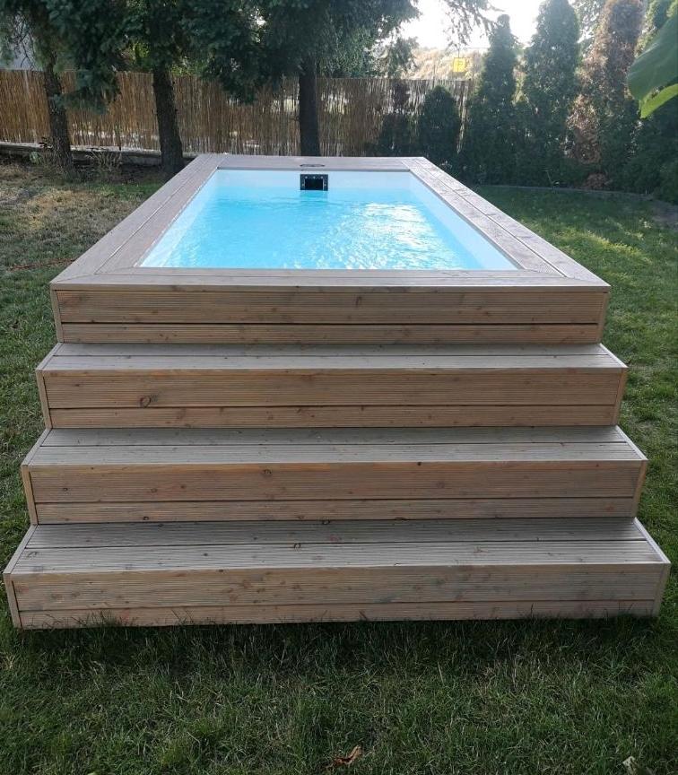 Piscina contenedor con revestimiento de madera