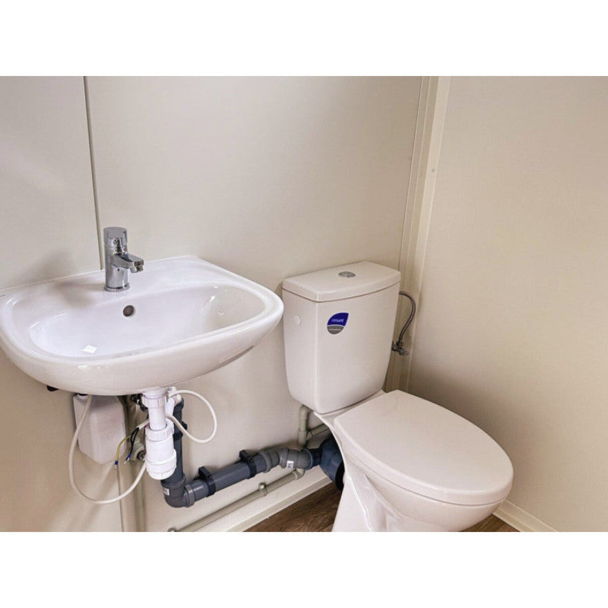 Contenedor elevado 7×3 m con grandes vitrinas, aire acondicionado y baño - Imagen 12