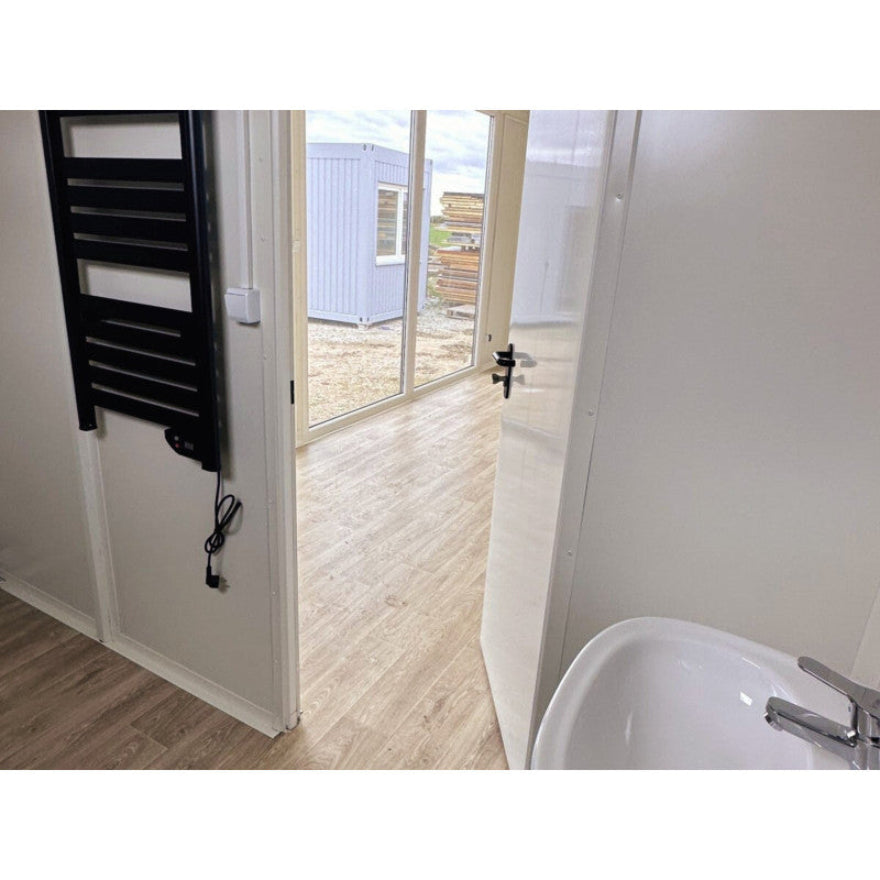 Contenedor elevado 7×3 m con grandes vitrinas, aire acondicionado y baño - Imagen 4