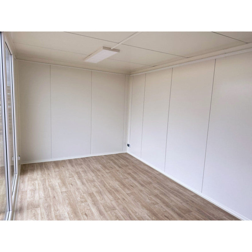 Contenedor elevado 7×3 m con grandes vitrinas, aire acondicionado y baño - Imagen 9