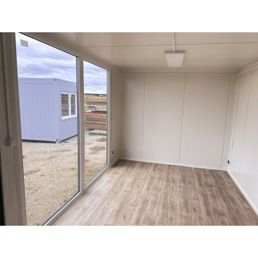 Contenedor elevado 7×3 m con grandes vitrinas, aire acondicionado y baño - Imagen 11
