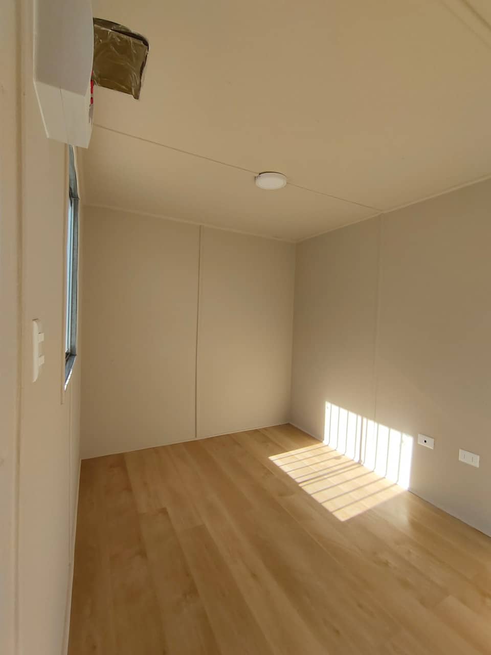 Contenedor marítimo de 20 pies modificado con oficina y baño completo - Imagen 4
