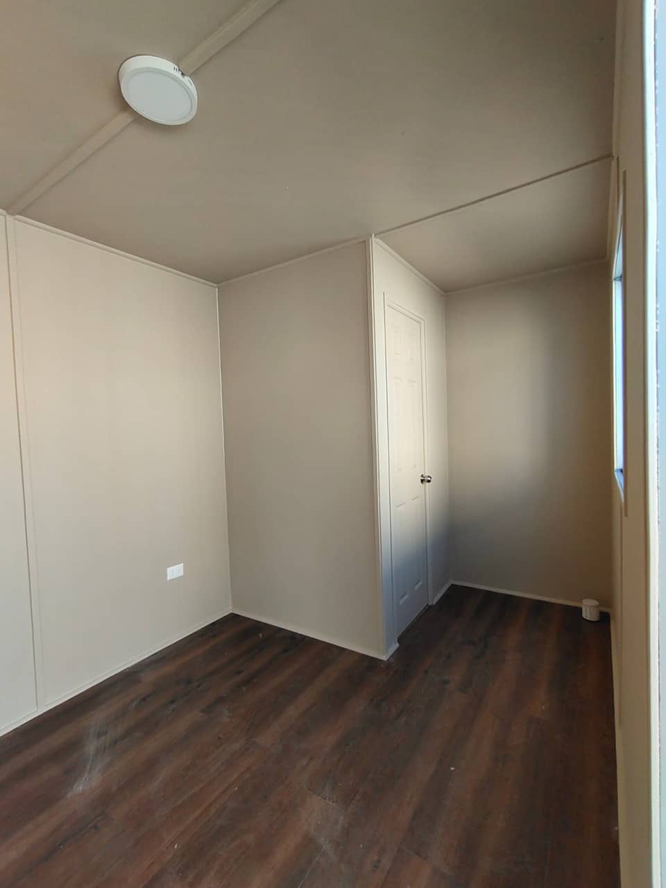 Contenedor marítimo de 20 pies modificado con oficina y baño completo - Imagen 5