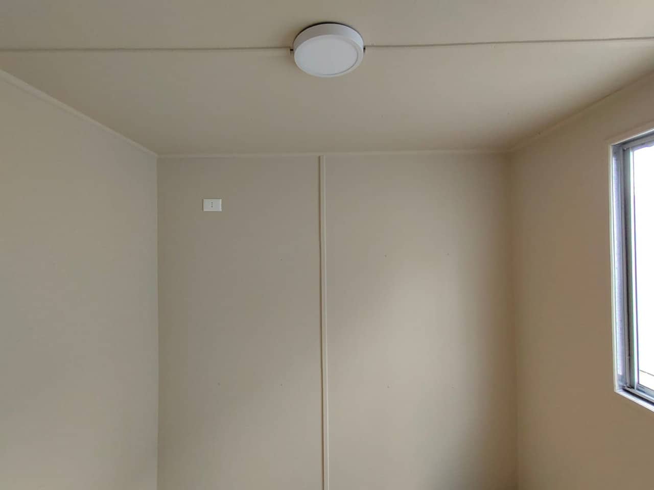Contenedor marítimo de 20 pies modificado con oficina y baño completo - Imagen 6