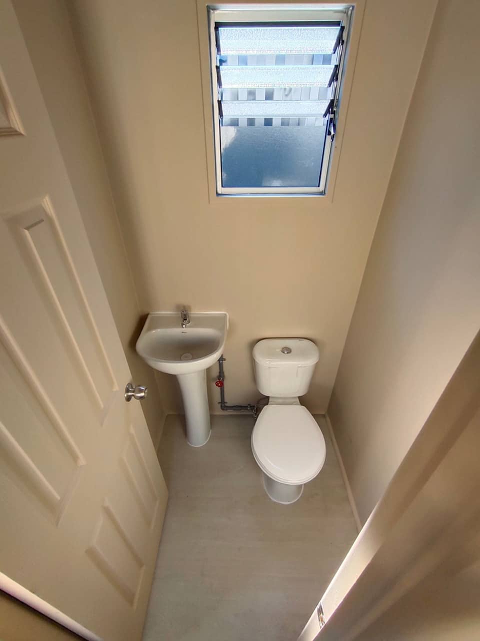 Contenedor marítimo de 20 pies modificado con oficina y baño completo - Imagen 7