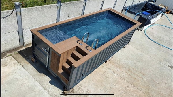 Piscina en contenedor marítimo de 20 pies semienterrada o sobre suelo.